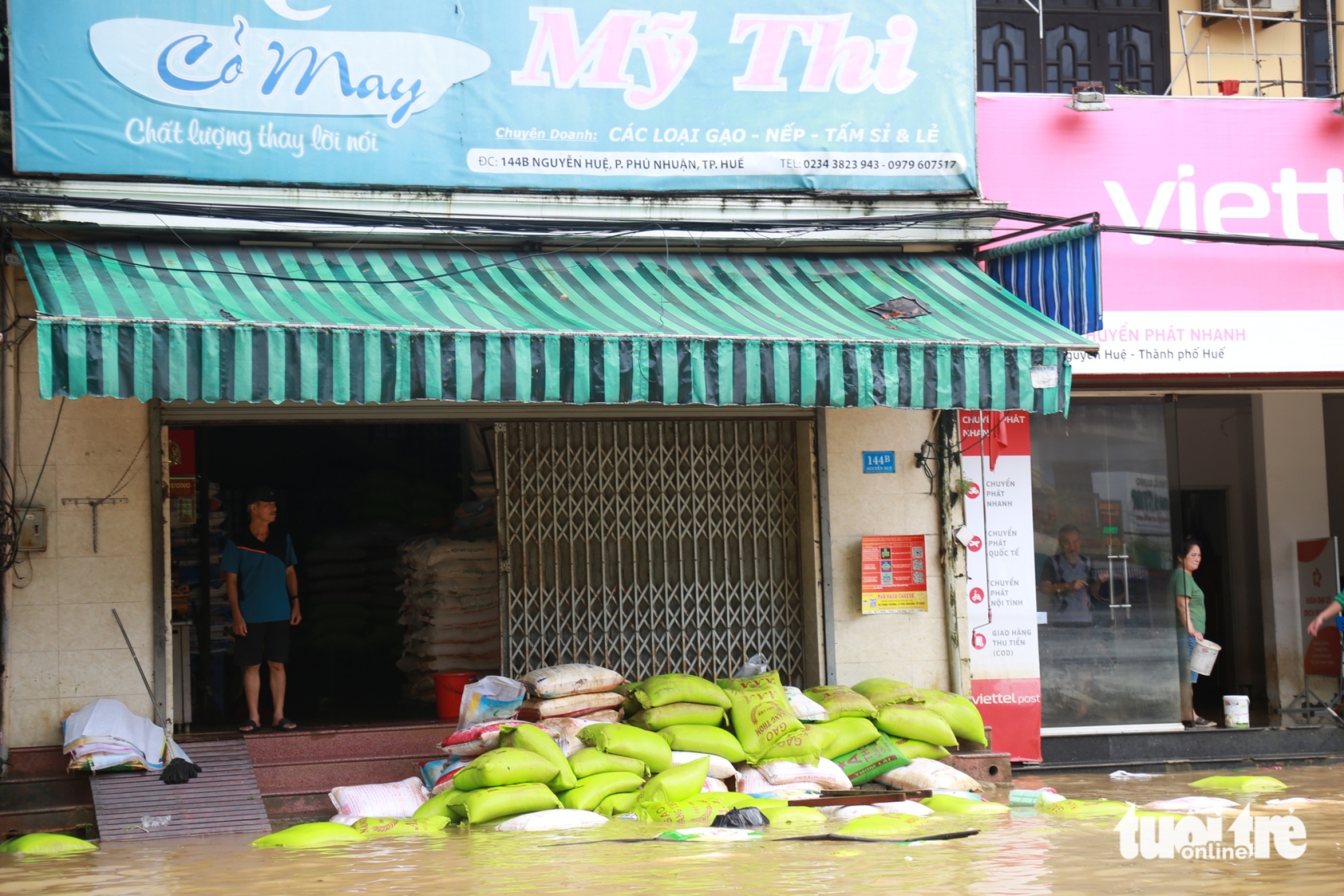 顺化商户在洪水后茫然看着受损商品